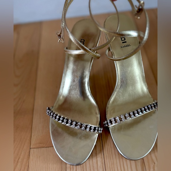 Gold diamond studded bakers 6.5 heels with crisscross ankle straps - Picture 2 of 6